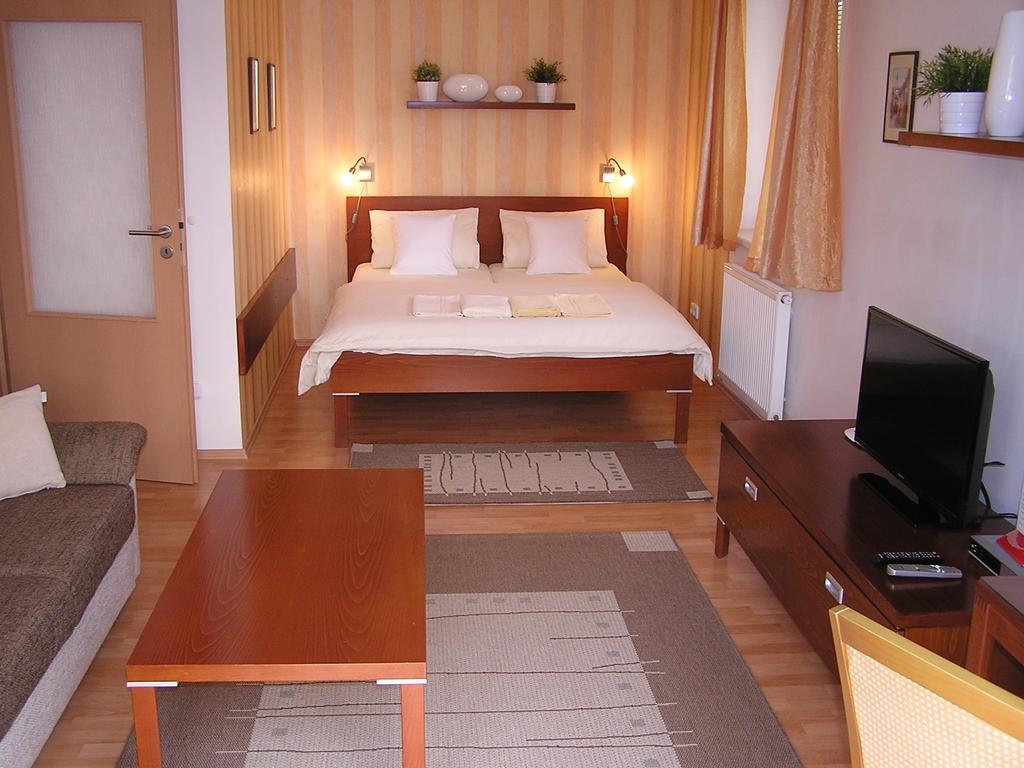 恭达公寓 Hradec Králové 外观 照片